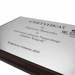 Dyplom lub certyfikat personalizowany na zamówienie drewno