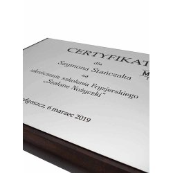 Dyplom lub certyfikat personalizowany na zamówienie drewno