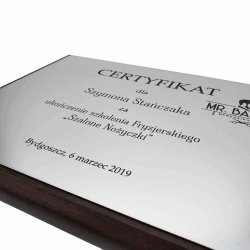 Dyplom lub certyfikat personalizowany na zamówienie drewno