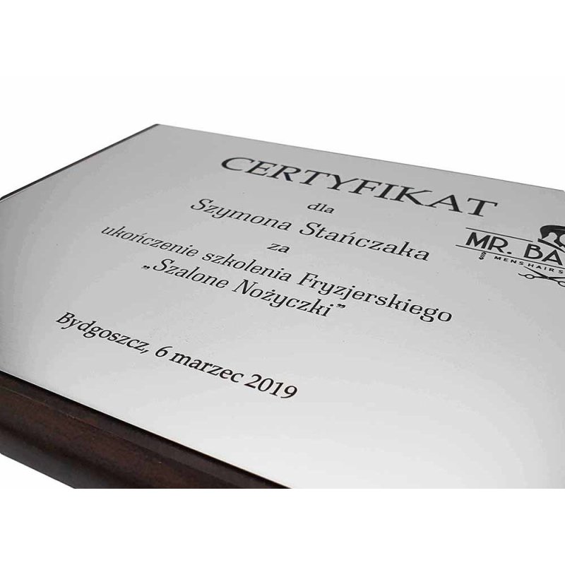 Dyplom lub certyfikat personalizowany na zamówienie drewno