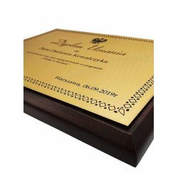 Dyplom lub certyfikat personalizowany na zamówienie drewno