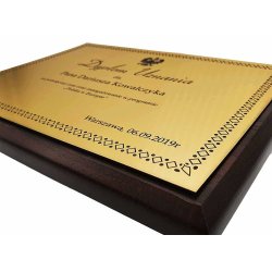 Dyplom lub certyfikat personalizowany na zamówienie drewno