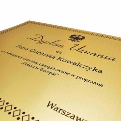 Dyplom lub certyfikat personalizowany na zamówienie drewno