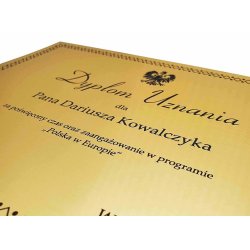 Dyplom lub certyfikat personalizowany na zamówienie drewno